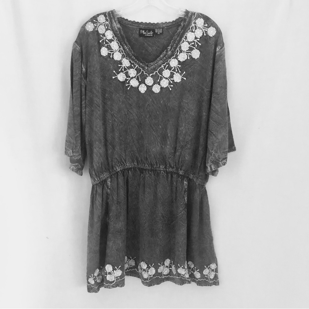 On The Plus Side Tunic Top Size 1X Gray Embroidered